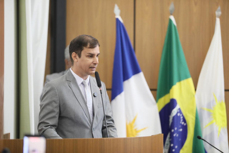 Durante posse de vereador suplente, prefeito em exercício de Palmas prega estabilidade institucional e respeito à democracia