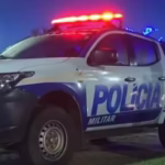 Mulher morre após ser arremessada da garupa de moto em acidente, diz PM