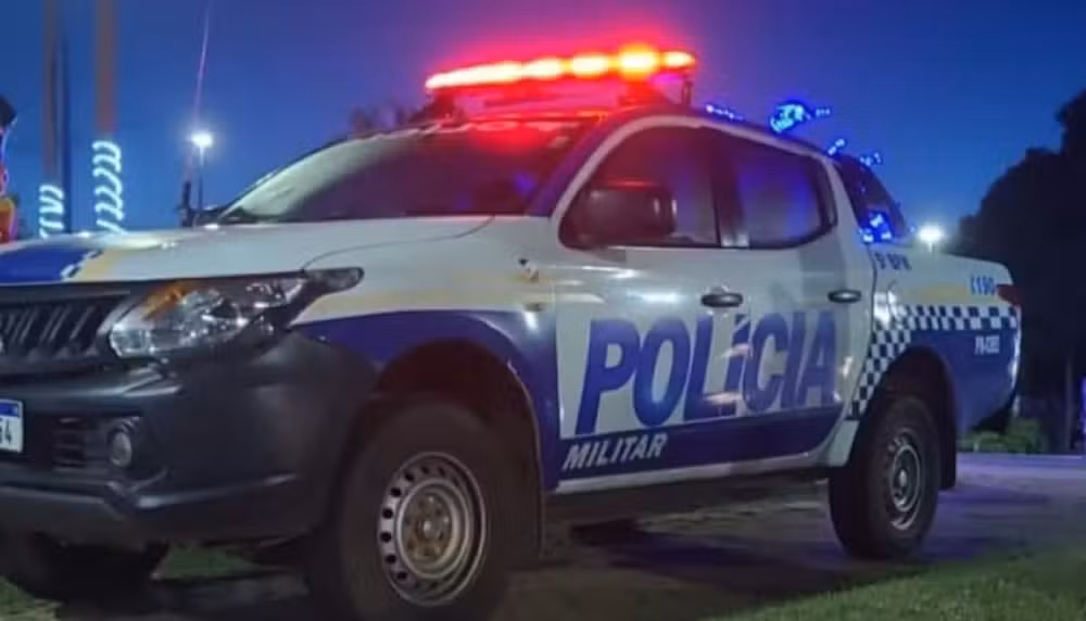 Mulher morre após ser arremessada da garupa de moto em acidente, diz PM