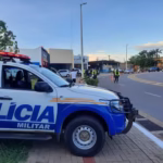 Homem é baleado quatro vezes dentro de casa e morre na rua, diz PM
