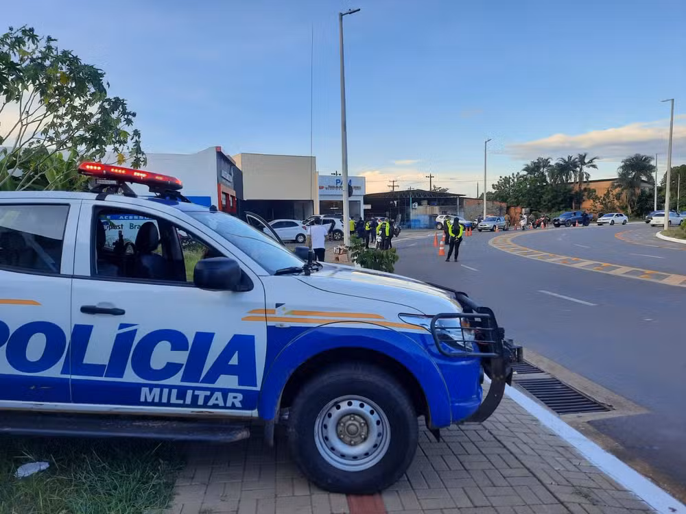 Homem é baleado quatro vezes dentro de casa e morre na rua, diz PM