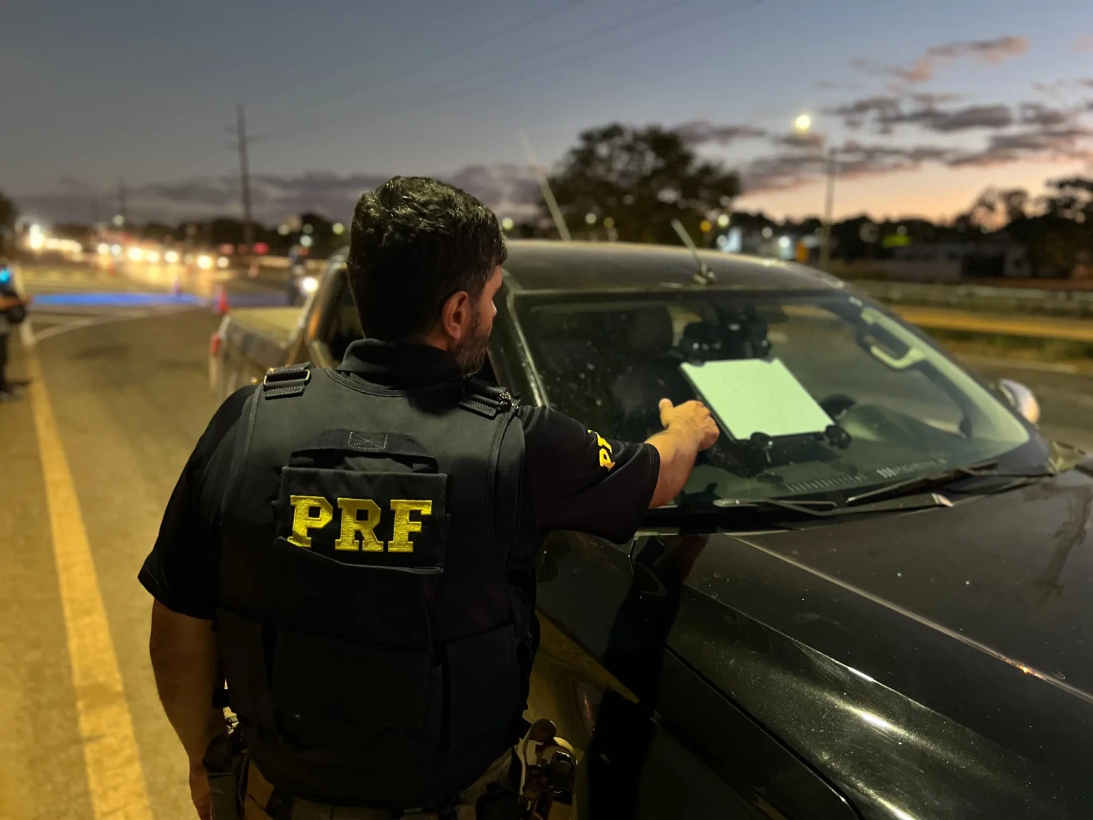 PRF alerta para riscos e infrações com antenas de internet instaladas em veículos: uso indevido pode gerar multas e comprometer a segurança