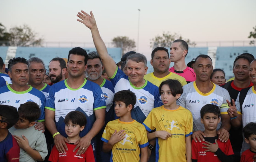 Futebol Solidário em Palmas reúne craques, lota estádio e arrecada 90 toneladas de alimentos