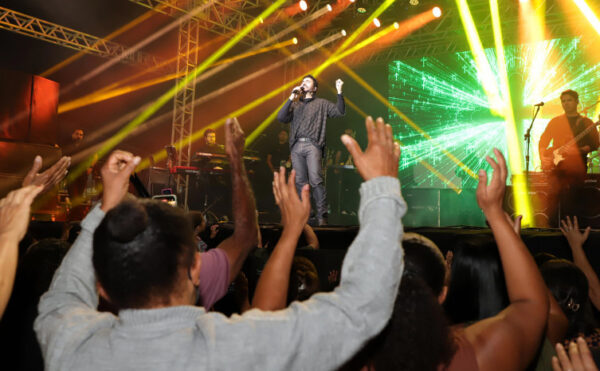 Governador Wanderlei Barbosa participa de show do padre Fábio de Melo durante festejo do Senhor do Bonfim em Natividade