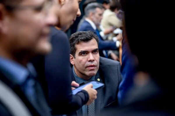 Ricardo Ayres garante independência na CPMI do INSS e não descarta convocação de irmão de Lula