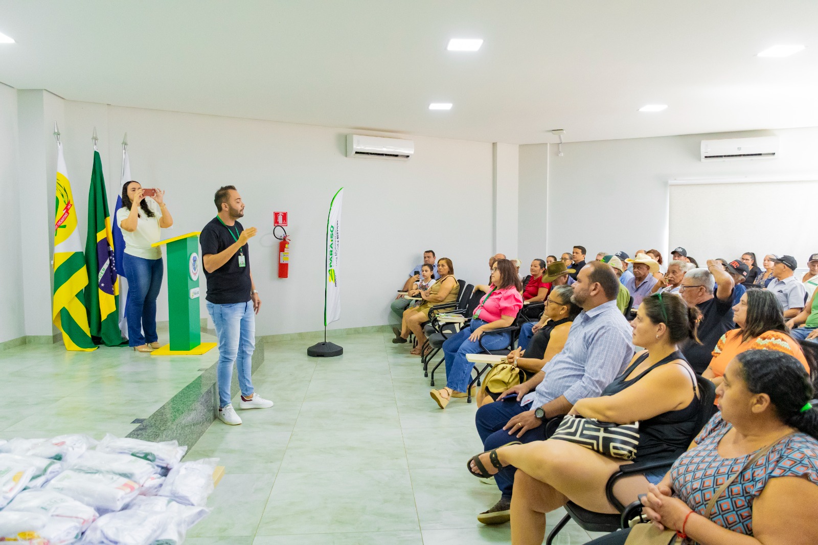 Prefeitura de Paraíso entrega kits a feirantes e promove ações de organização e higiene na feira coberta