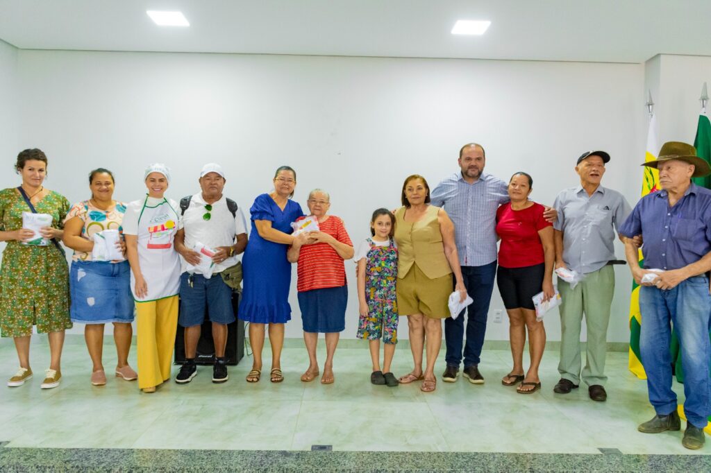 Prefeitura de Paraíso entrega kits a feirantes e promove ações de organização e higiene na feira coberta