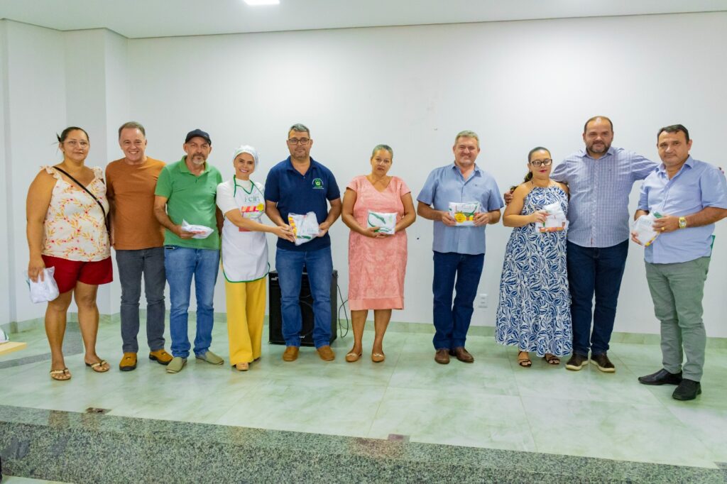 Prefeitura de Paraíso entrega kits a feirantes e promove ações de organização e higiene na feira coberta