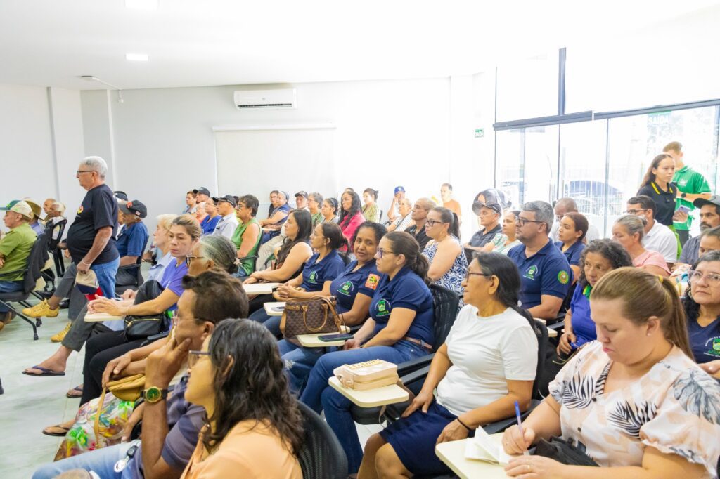 Prefeitura de Paraíso entrega kits a feirantes e promove ações de organização e higiene na feira coberta