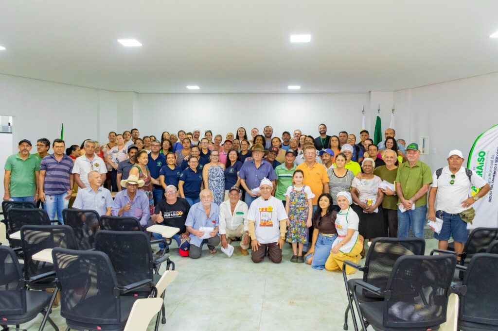 Prefeitura de Paraíso entrega kits a feirantes e promove ações de organização e higiene na feira coberta