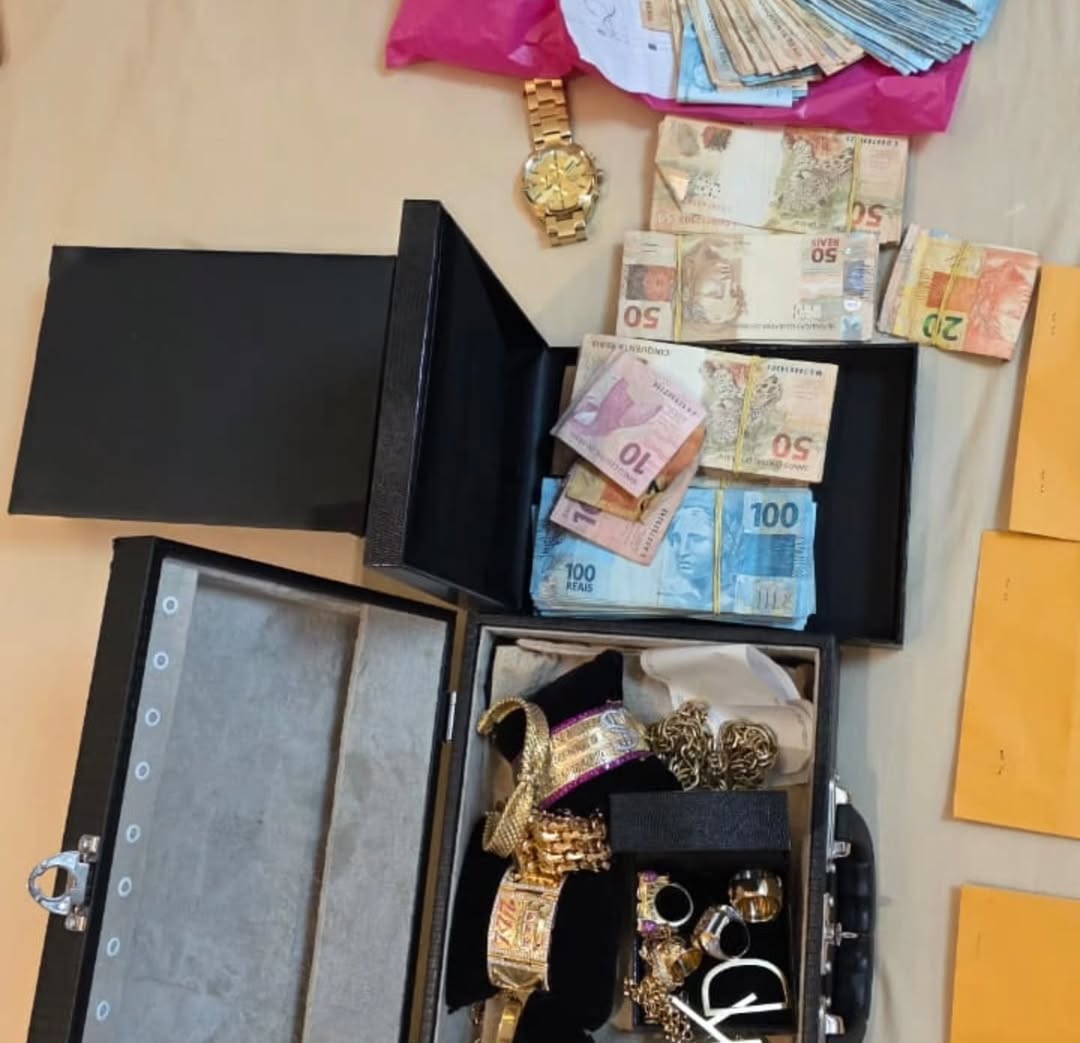 Imagens revelam apreensão de dinheiro, artigos de luxo e roleta na casa de Karol Digital em Araguaína Imagens revelam apreensão de dinheiro, artigos de luxo e roleta na casa de Karol Digital em Araguaína