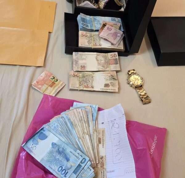 Imagens revelam apreensão de dinheiro, artigos de luxo e roleta na casa de Karol Digital em Araguaína