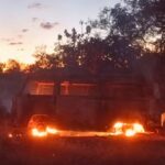 Kombi de transporte escolar pega fogo em assentamento de Formoso do Araguaia