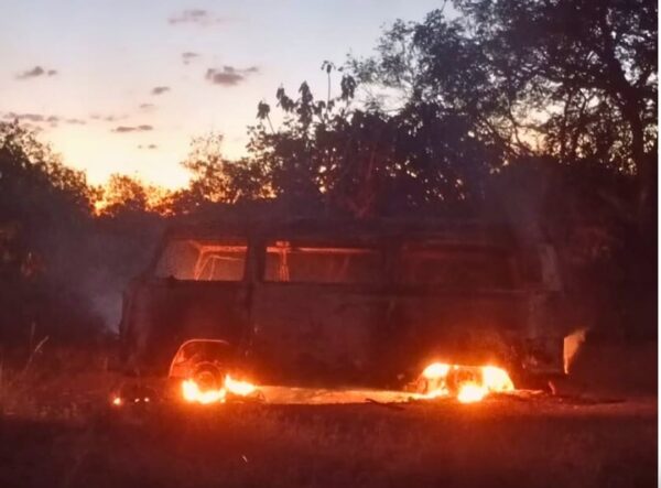 Kombi de transporte escolar pega fogo em assentamento de Formoso do Araguaia