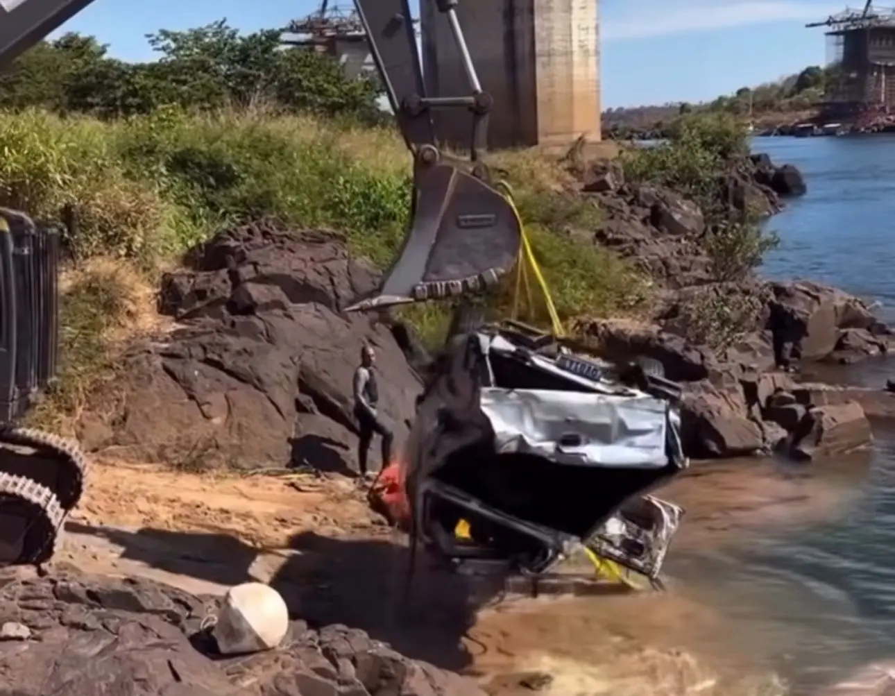 Primeiro veículo é retirado do Rio Tocantins após desabamento da ponte Juscelino Kubitschek