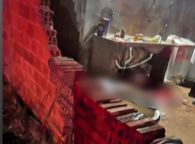 Jovem de 27 anos é assassinada a facadas na frente dos filhos pequenos pelo ex-companheiro Jovem de 27 anos é assassinada a facadas na frente dos filhos pequenos pelo ex-companheiro