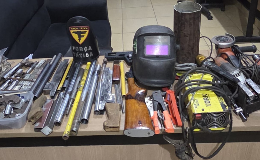 PM desarticula fábrica clandestina de armas em Alvorada e prende suspeito