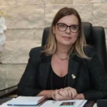 Filho de ex-marido da primeira-dama trabalhou no gabinete de Claudia Lelis; conexões aparecem em investigação da Operação Fames-19