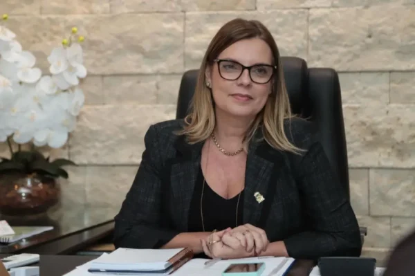 Filho de ex-marido da primeira-dama trabalhou no gabinete de Claudia Lelis; conexões aparecem em investigação da Operação Fames-19