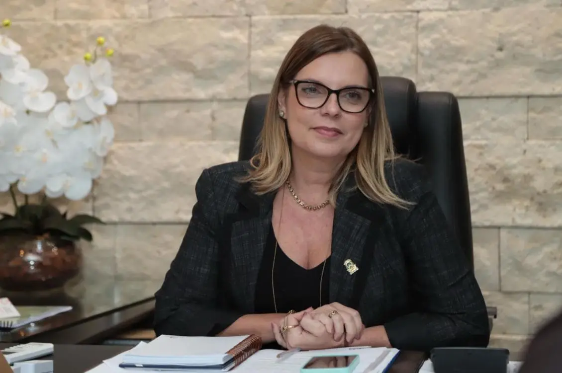 Filho de ex-marido da primeira-dama trabalhou no gabinete de Claudia Lelis; conexões aparecem em investigação da Operação Fames-19