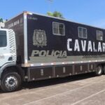 Cavalaria da PM recebe moderno caminhão para transporte de cavalos com recurso do senador Eduardo Gomes