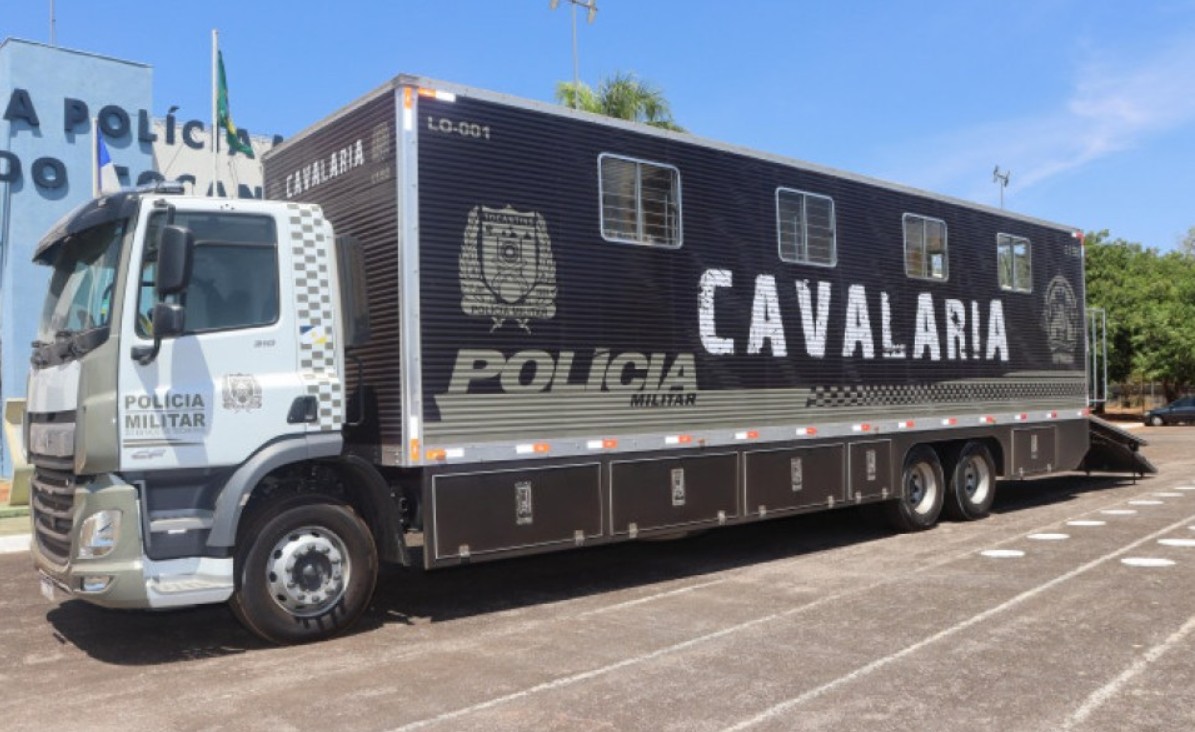 Cavalaria da PM recebe moderno caminhão para transporte de cavalos com recurso do senador Eduardo Gomes