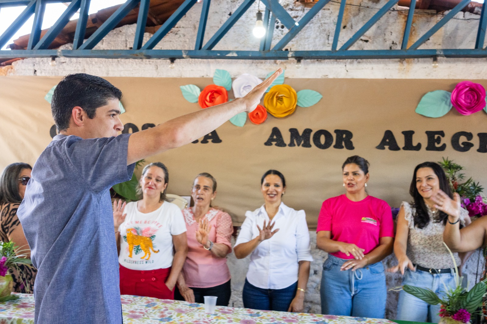 Prefeito de Paraíso anuncia construção de nova praça em Santa Luzia durante forró com idosos