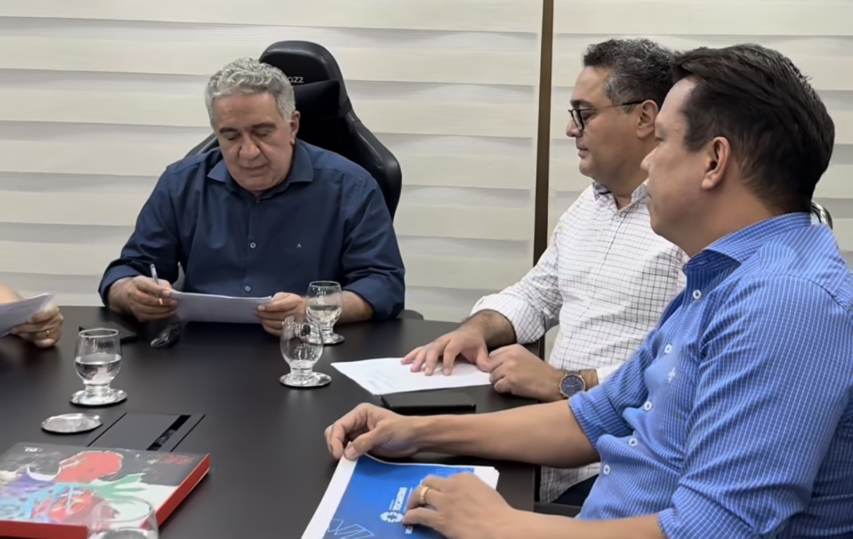 Laurez Moreira passa a noite em reuniões no Palácio para definir secretariado e próximas ações do governo