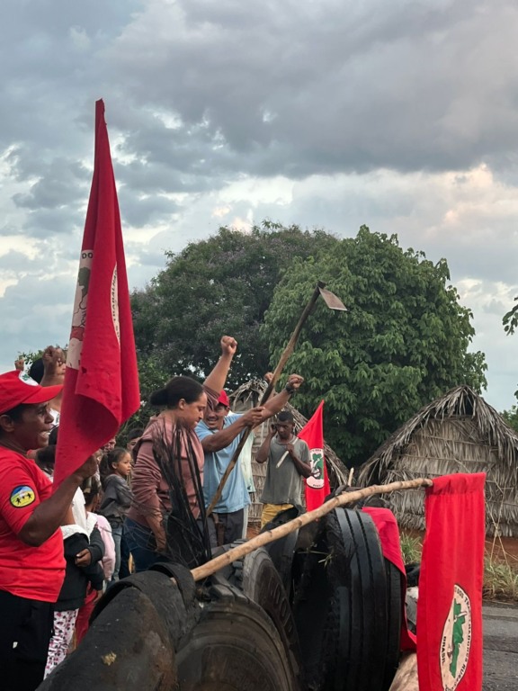 Famílias bloqueiam rodovia em Araguatins cobrando ação do INCRA sobre Reforma Agrária