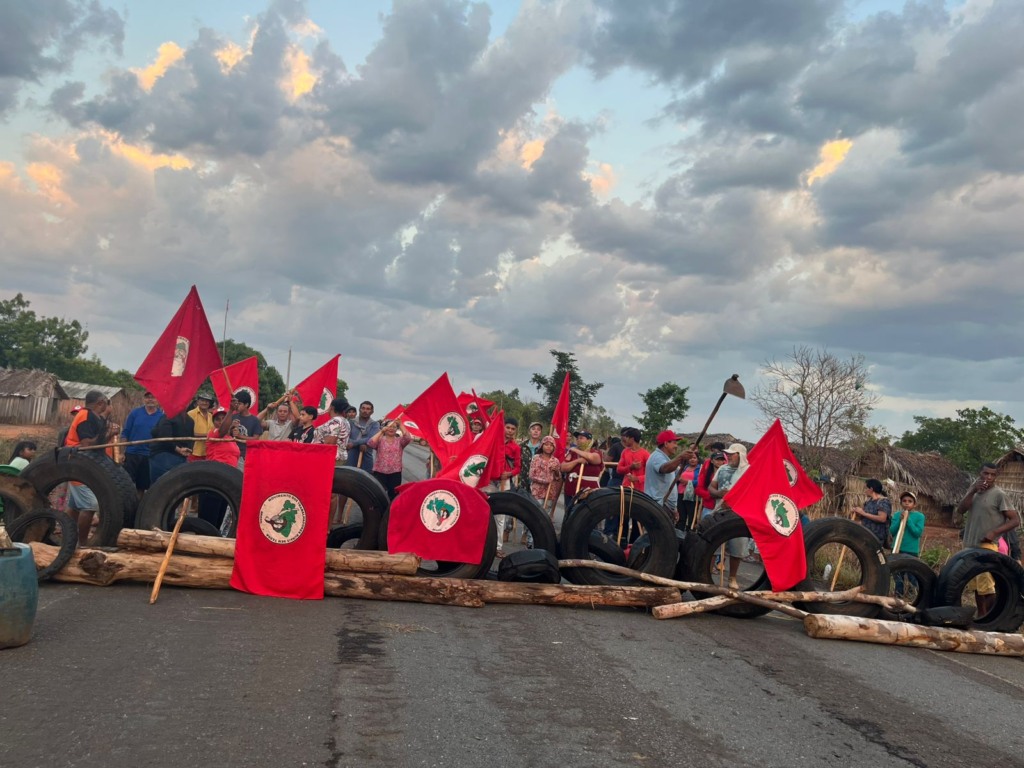 Famílias bloqueiam rodovia em Araguatins cobrando ação do INCRA sobre Reforma Agrária