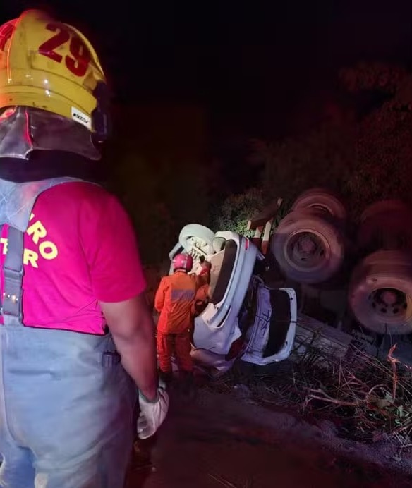 Jovem morre soterrada por soja após carreta tombar durante acidente na TO-040