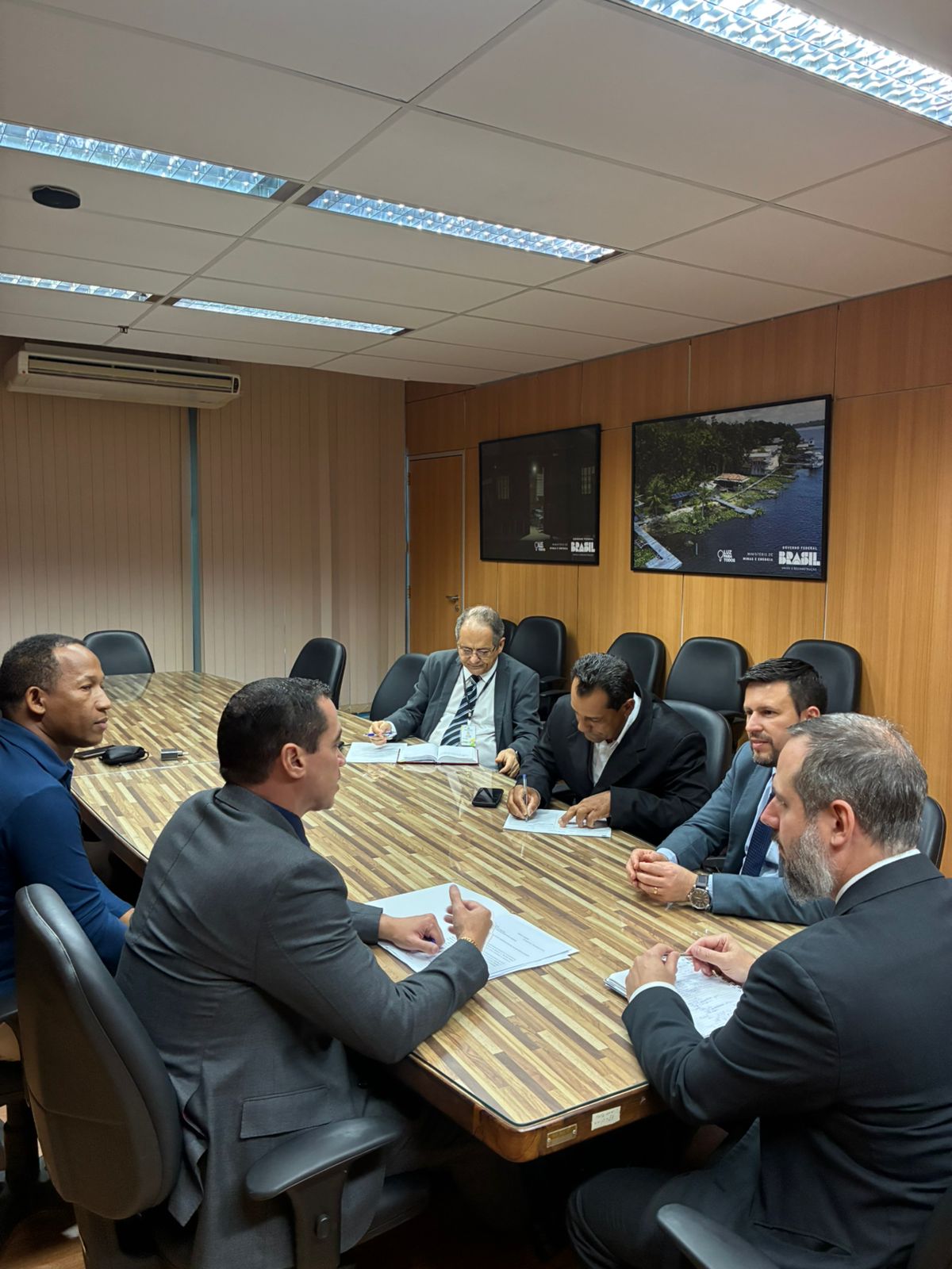 Deputado Alexandre Guimarães acompanha vereadores de Lavanderia em agenda no Ministério de Minas e Energia