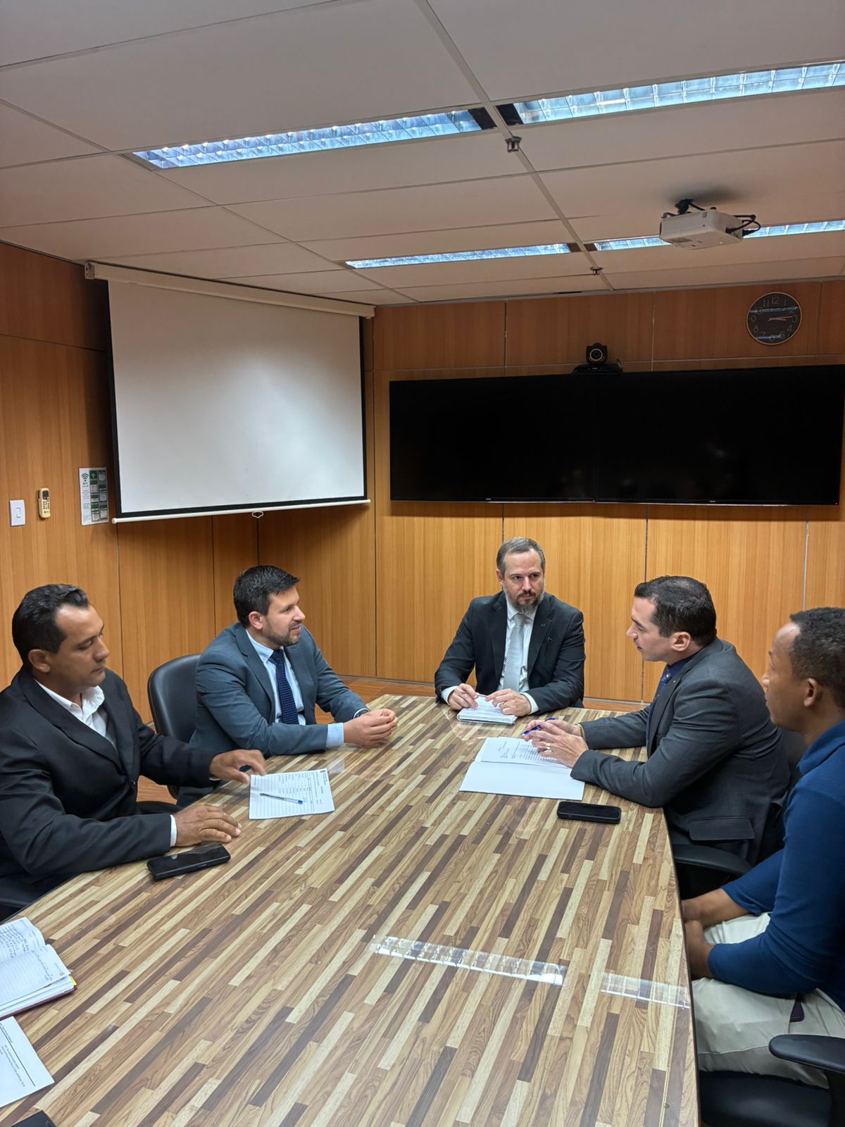 Deputado Alexandre Guimarães acompanha vereadores de Lavanderia em agenda no Ministério de Minas e Energia
