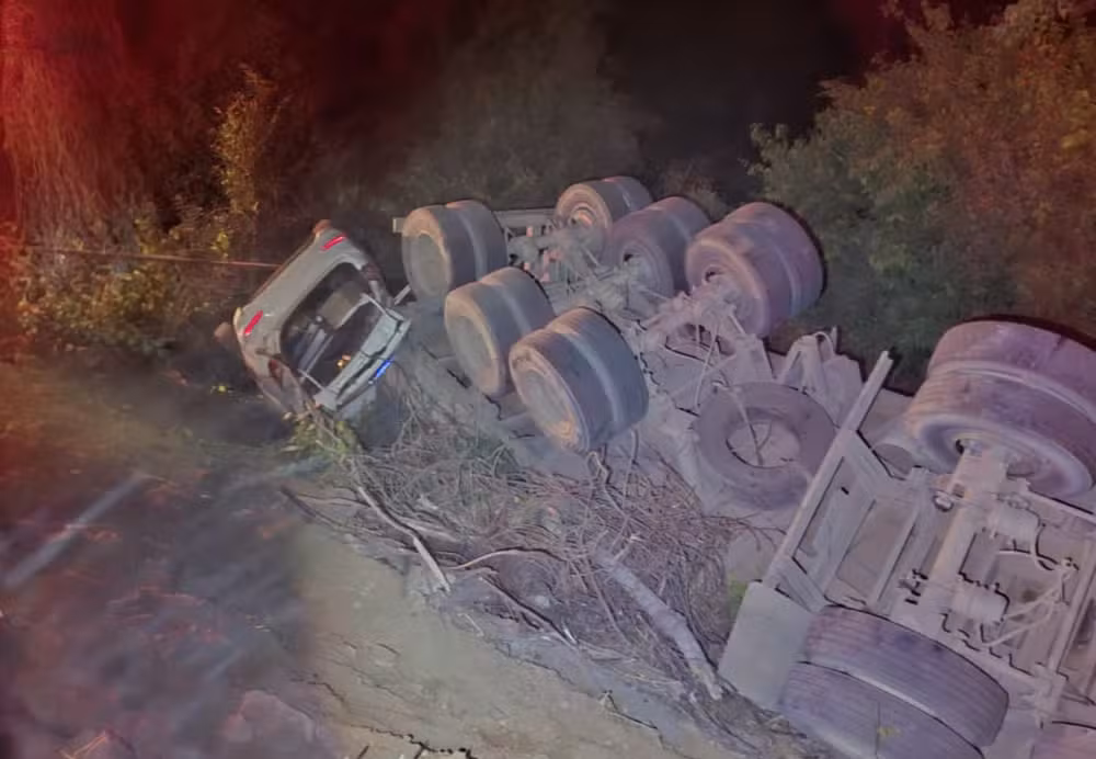 Jovem morre soterrada por soja após carreta tombar durante acidente na TO-040