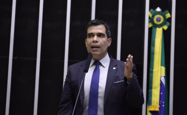 Deputado Ricardo Ayres é alvo de operação da PF que apura desvios em contratos de cestas básicas no Tocantins