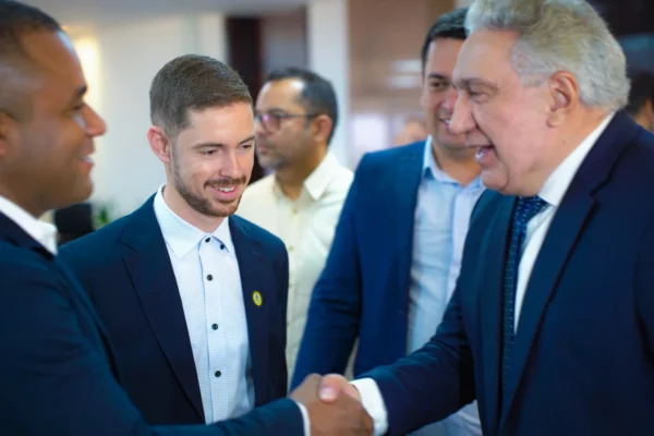 Laurez Moreira recebe parlamentares, prefeitos e lideranças no Palácio Araguaia