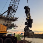 Caminhão é retirado do fundo do Rio Tocantins após desabamento da ponte Juscelino Kubitschek