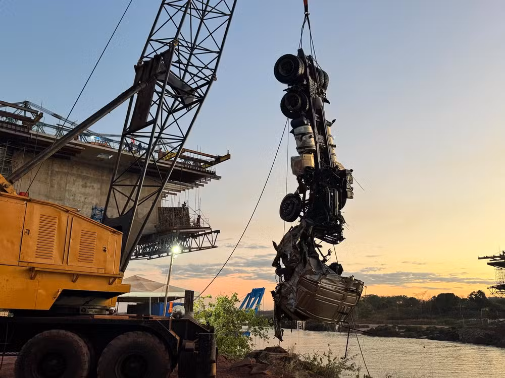 Caminhão é retirado do fundo do Rio Tocantins após desabamento da ponte Juscelino Kubitschek