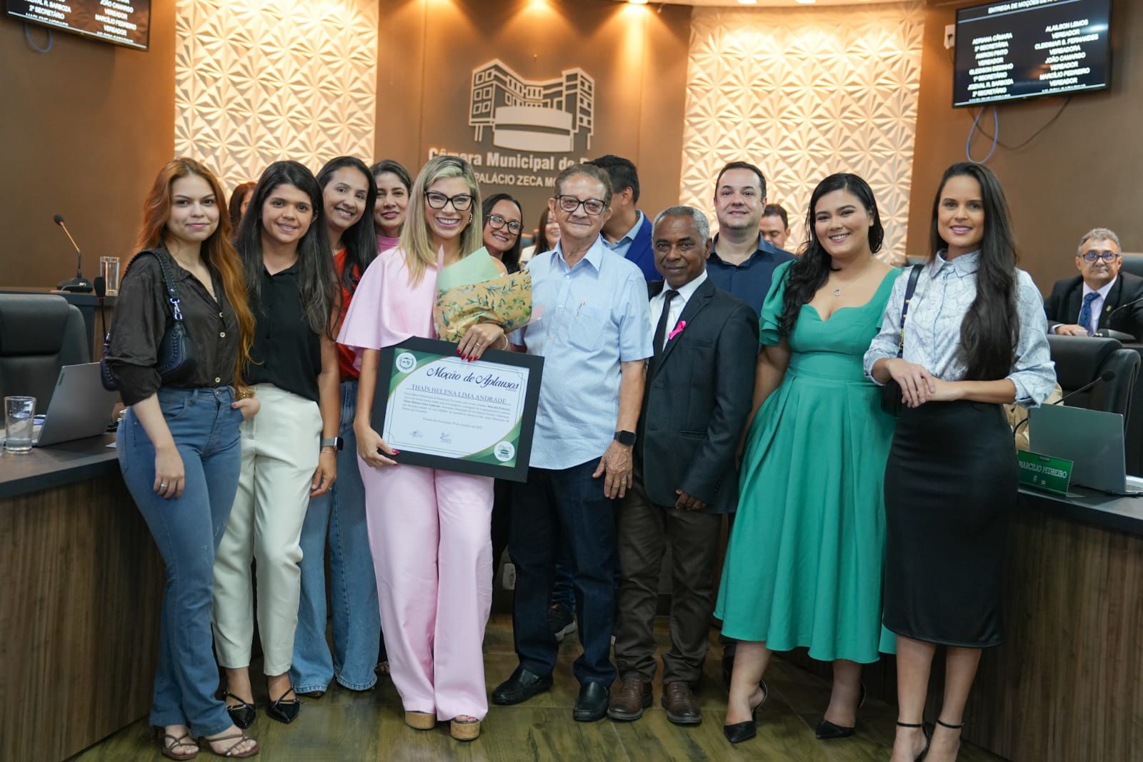 Secretária Thaís Helena recebe Moção de Aplausos da Câmara de Vereadores de Paraíso