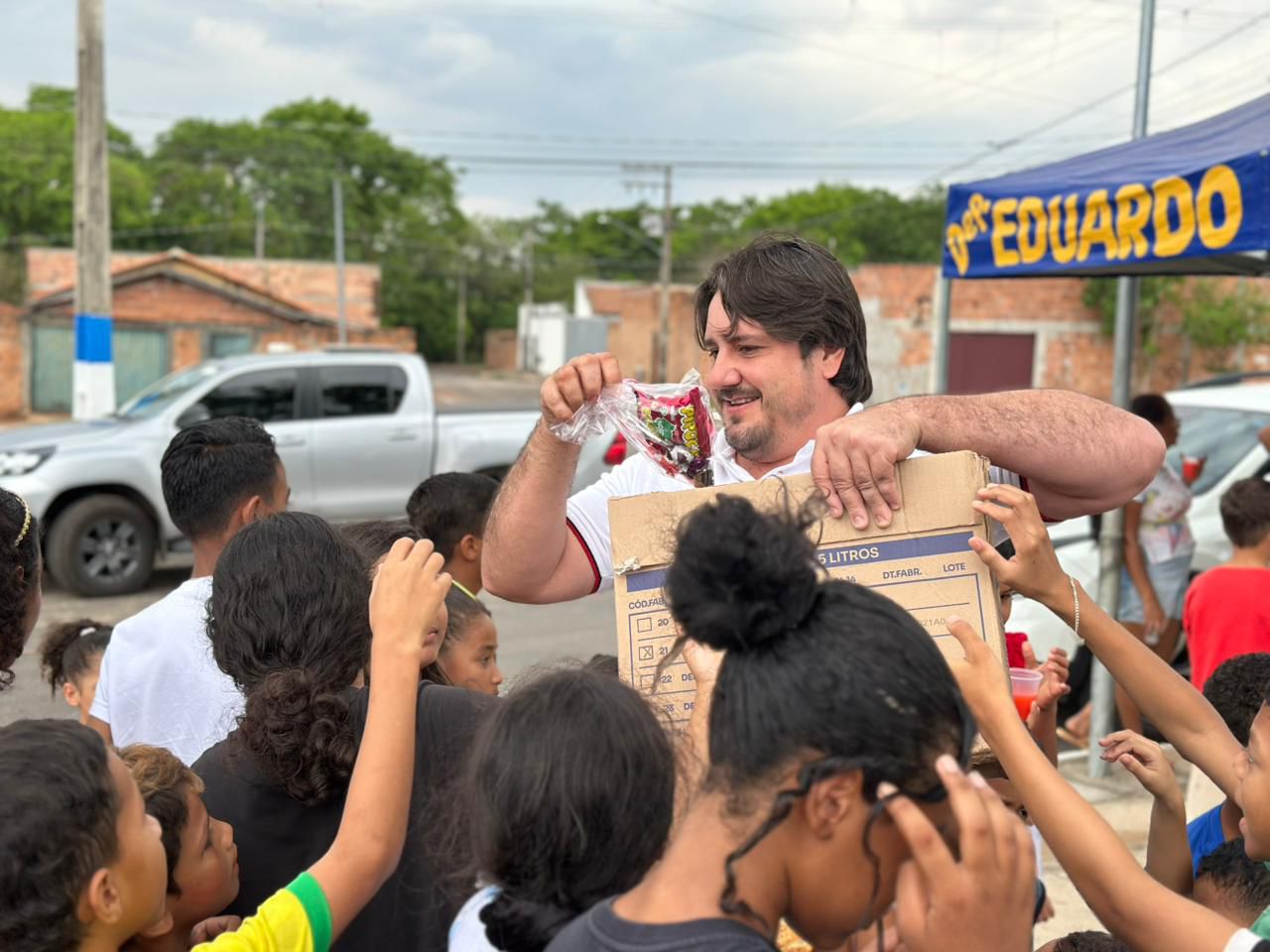 Eduardo Fortes leva alegria para mais de mil crianças no fim de semana dedicado à infância Eduardo Fortes leva alegria para mais de mil crianças no fim de semana dedicado à infância