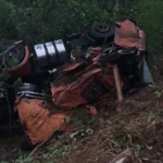 Carreta carregada de telhas capota na TO-080, próximo à ponte do Capim Branco, em Paraíso do Tocantins