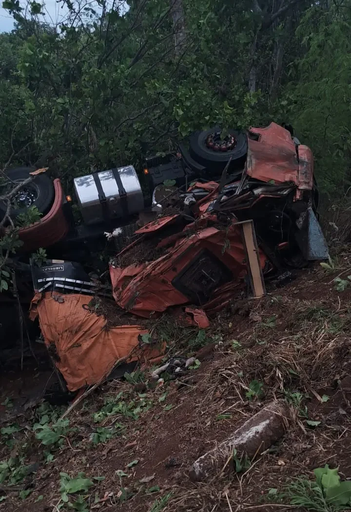 Carreta carregada de telhas capota na TO-080, próximo à ponte do Capim Branco, em Paraíso do Tocantins