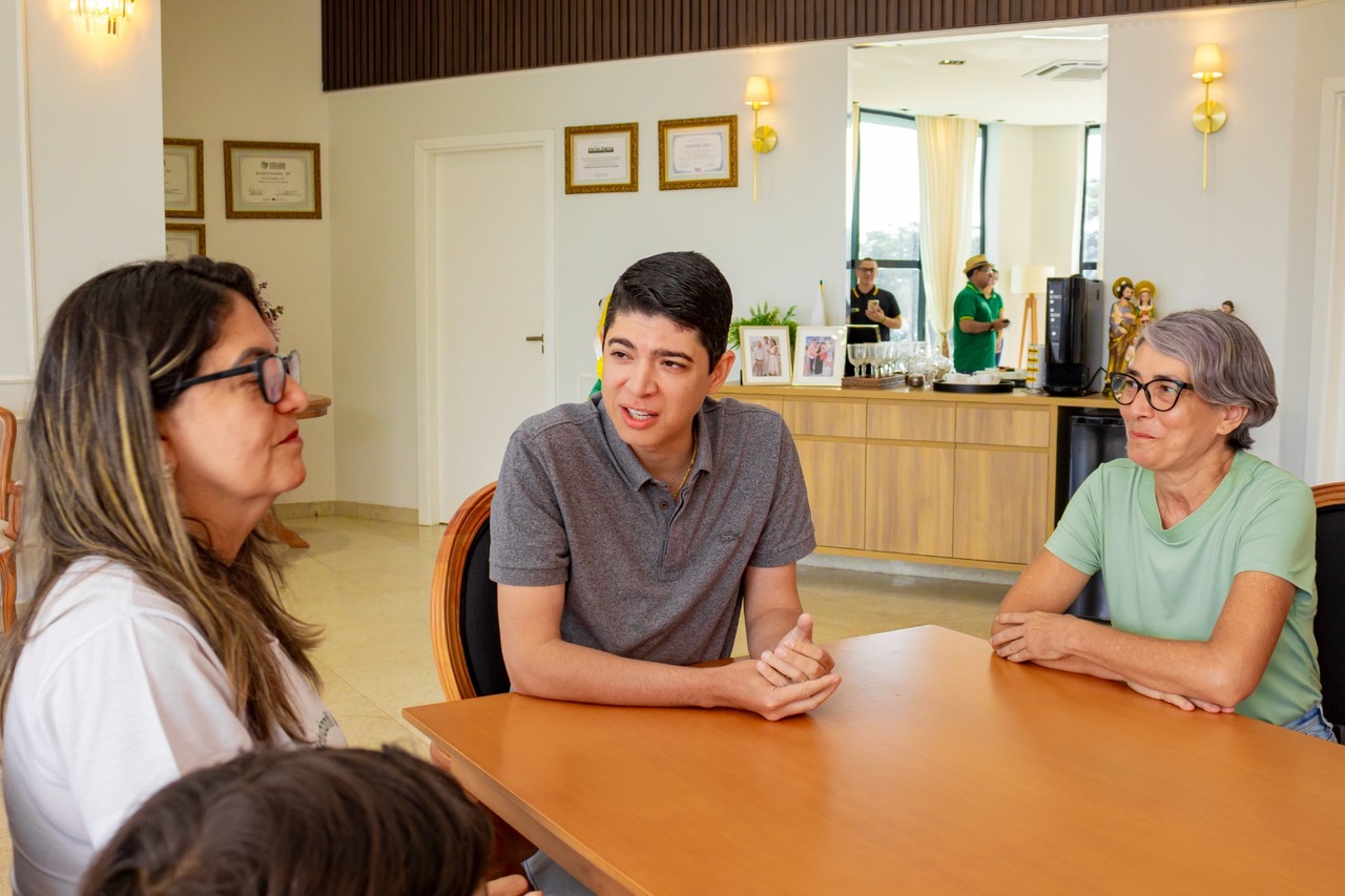 Grêmio Estudantil Mirim da Escola Irmã Julita realiza visita ao gabinete do prefeito de Paraíso do Tocantins