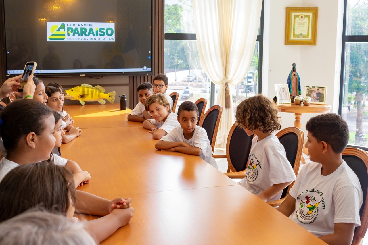 Grêmio Estudantil Mirim da Escola Irmã Julita realiza visita ao gabinete do prefeito de Paraíso do Tocantins