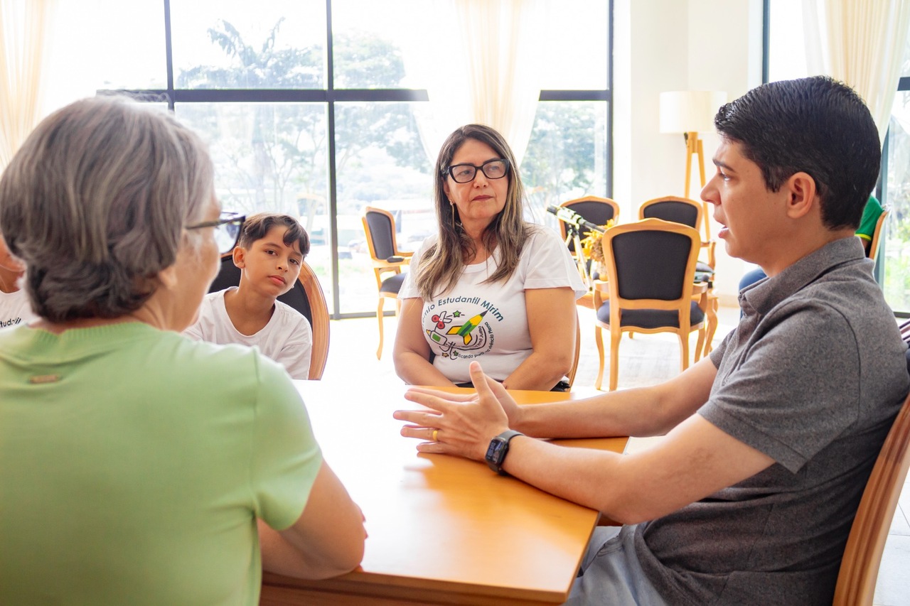 Grêmio Estudantil Mirim da Escola Irmã Julita realiza visita ao gabinete do prefeito de Paraíso do Tocantins Grêmio Estudantil Mirim da Escola Irmã Julita realiza visita ao gabinete do prefeito de Paraíso do Tocantins