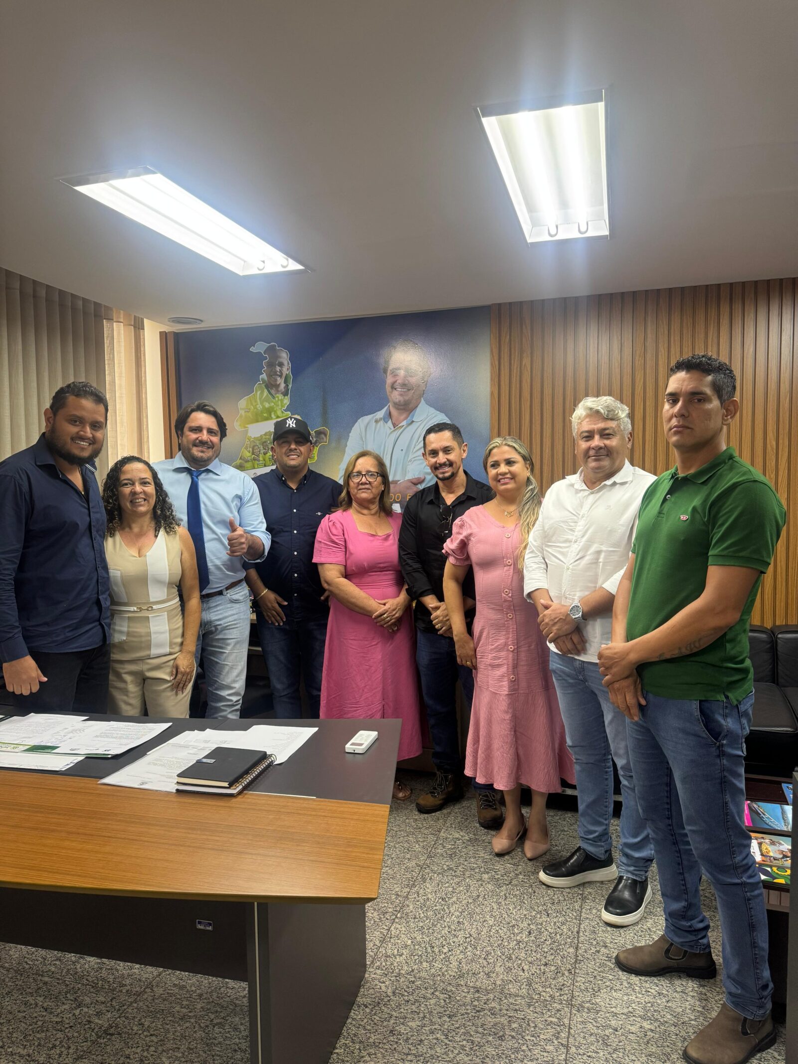 Eduardo Fortes garante van para saúde e anuncia R$400 mil para pavimentar avenida em Palmeirópolis