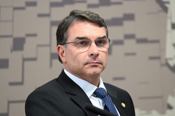 Câmara de Palmas analisa projeto que concede Título de Cidadão Palmense ao senador Flávio Bolsonaro