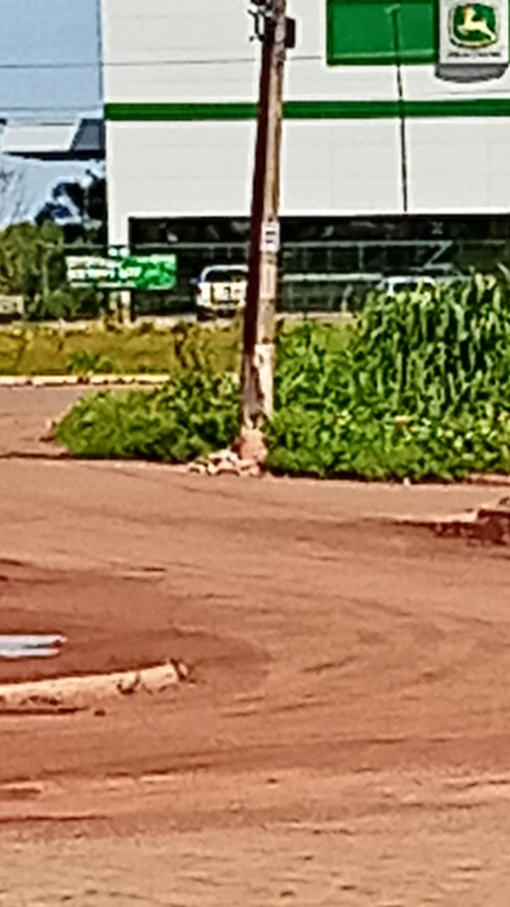 Carreta colide com poste na rotatória de saída de Lagoa da Confusão e estrutura segue com risco de queda; veja o vídeo