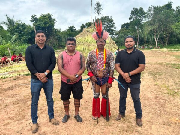 Avanilson Karajá e Hará Javaé prestigiam Hetohoky, maior ritual de passagem do povo Iny, na Aldeia São João, em Formoso do Araguaia