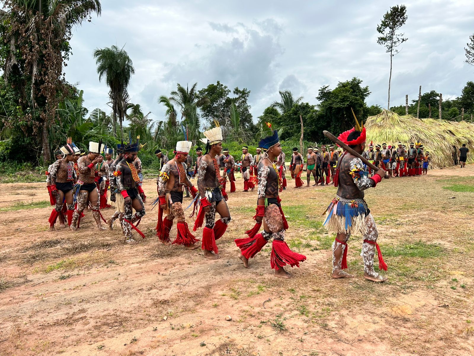 Avanilson Karajá e Hará Javaé prestigiam Hetohoky, maior ritual de passagem do povo Iny, na Aldeia São João, em Formoso do Araguaia